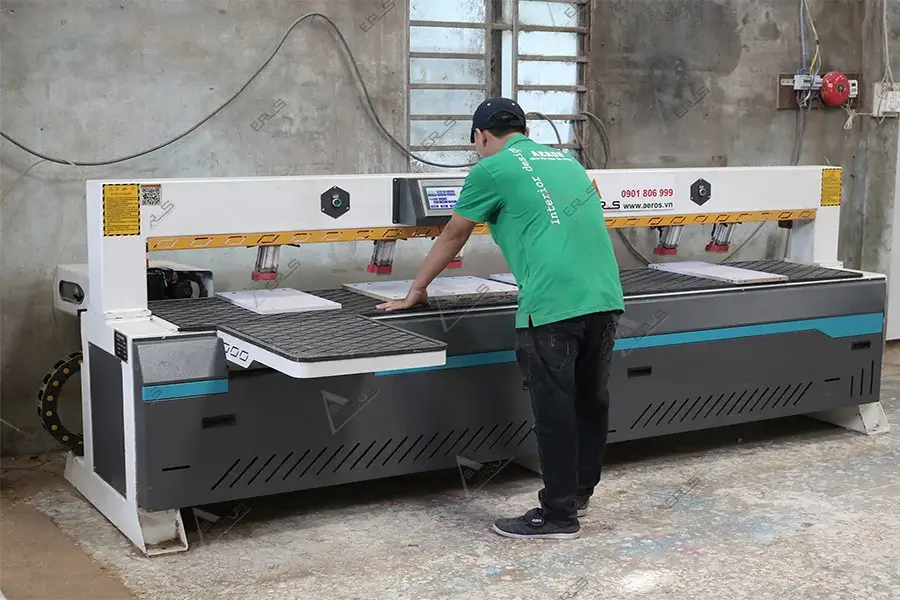 Xưởng mộc Aeros – Máy đục lỗ